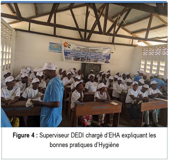 Superviseur DEDI chargé de EHA expliquant les bonnes pratiques d'hygiènes
