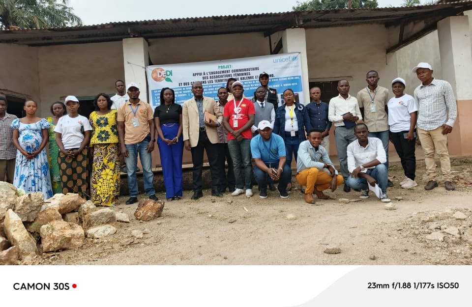 Photos de famille, du mot d’ouverture et de la présentation du projet par le Directeur Pays de DEDI à l’occasion de l’atelier sur le renforcement des capacités des journalistes et des partenaires médias en matière de droits de l’enfant, de plaidoyer et de techniques de rédaction (HIS et storytelling).