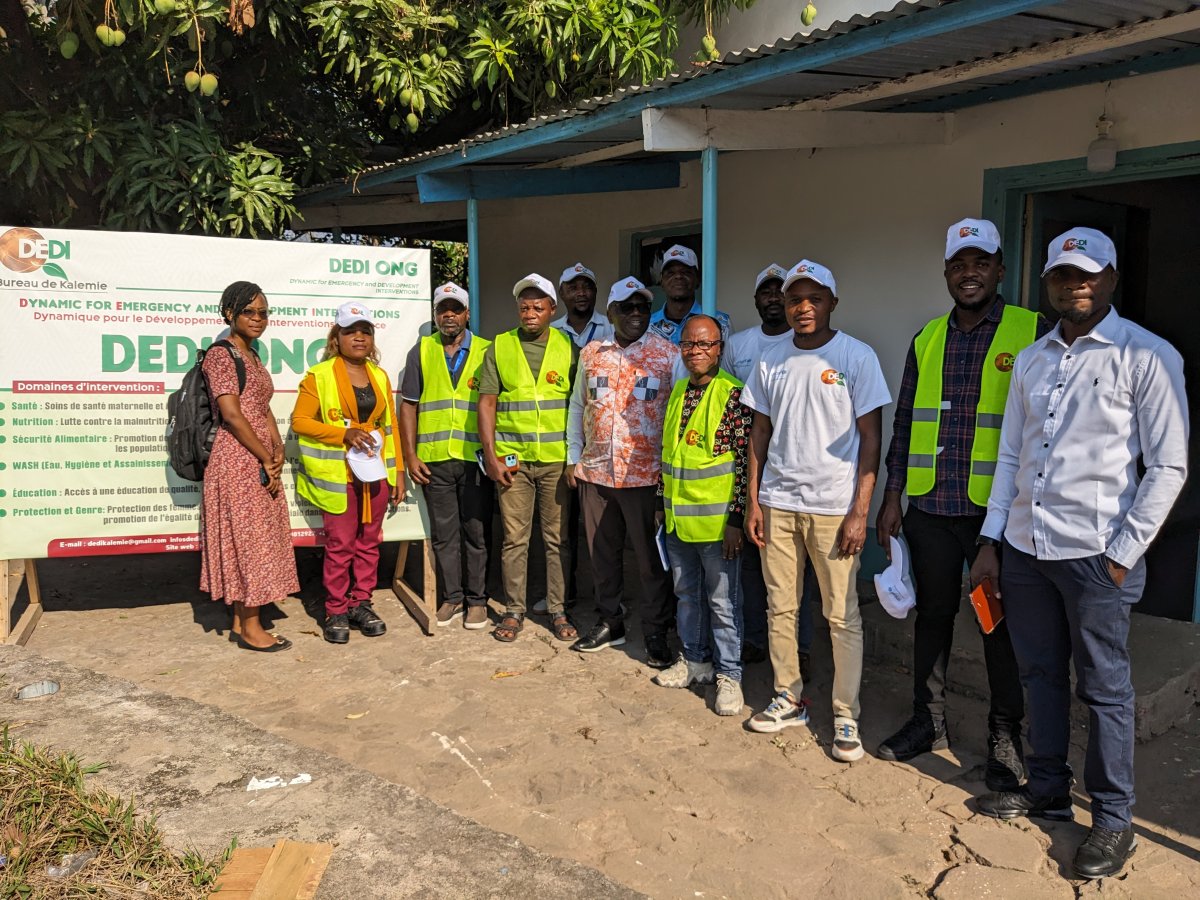 PHOTO DE FAMILLE ENTRE LE PRESIDENT DU CONSEIL D'ADMINISTRATION ET STAFF DE L'ONG DEDI